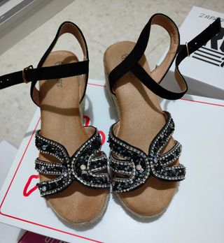 Sandalias negras cuña pedreria