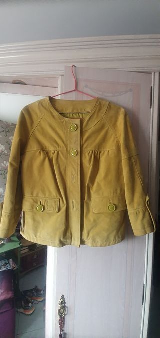 Chaqueta ante Cortefiel mostaza