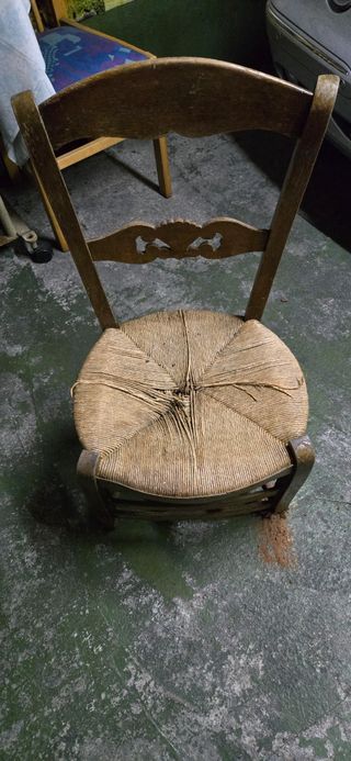 Silla vintage de madera y paja