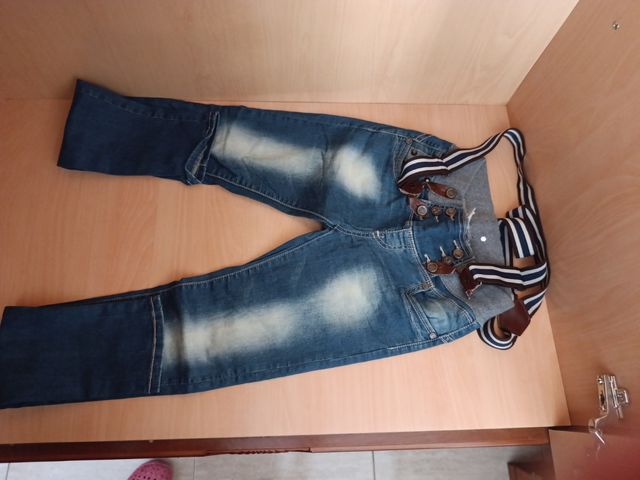Pantalones vaqueros con tirantes