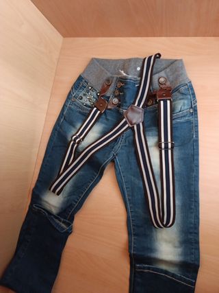 Pantalones vaqueros con tirantes