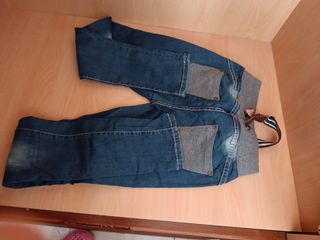 Pantalones vaqueros con tirantes