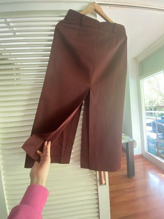 Hermosa falda midi burdeos 