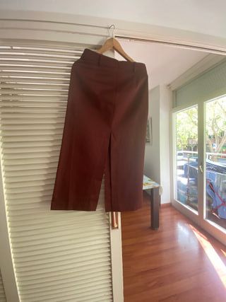 Hermosa falda midi burdeos 