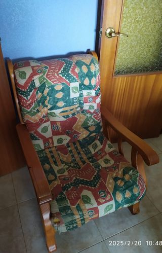 Sofá y dos sillones de madera