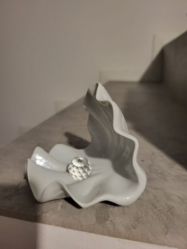  Conchiglia in porcellana con sfera