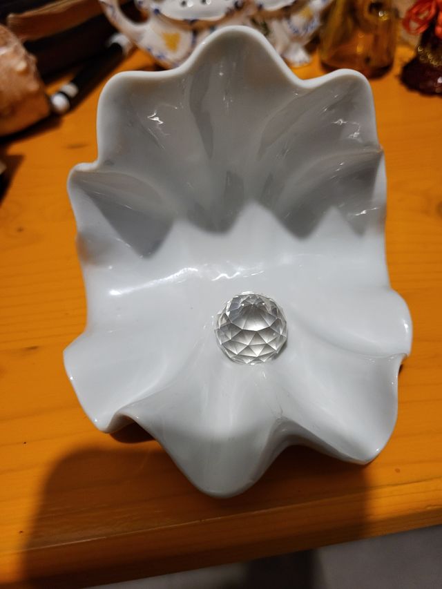  Conchiglia in porcellana con sfera