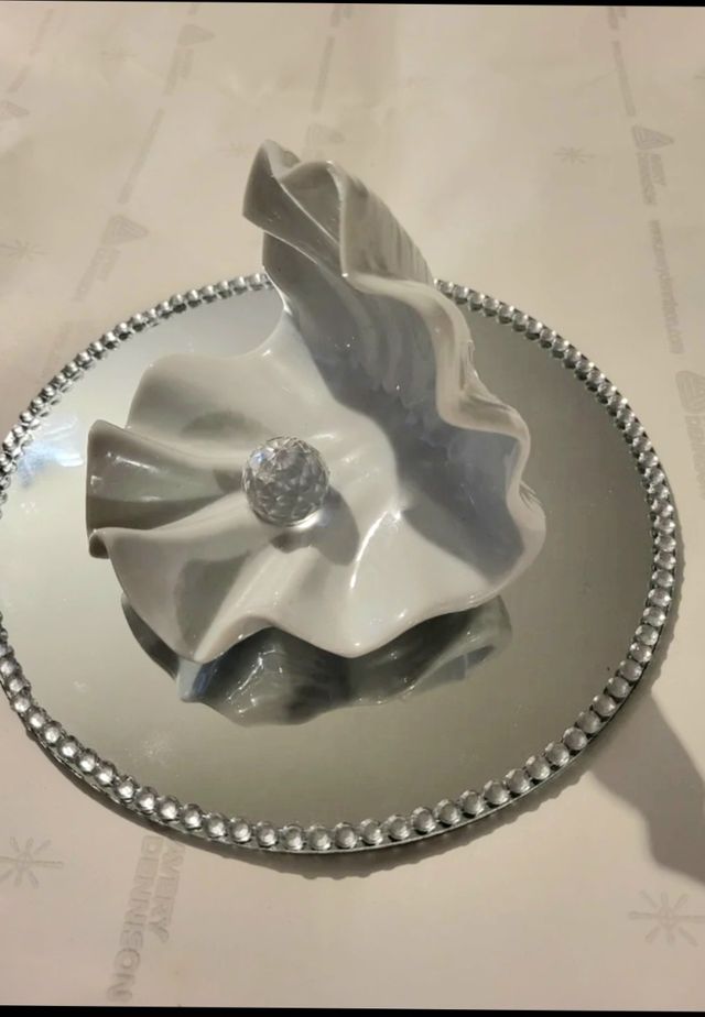  Conchiglia in porcellana con sfera