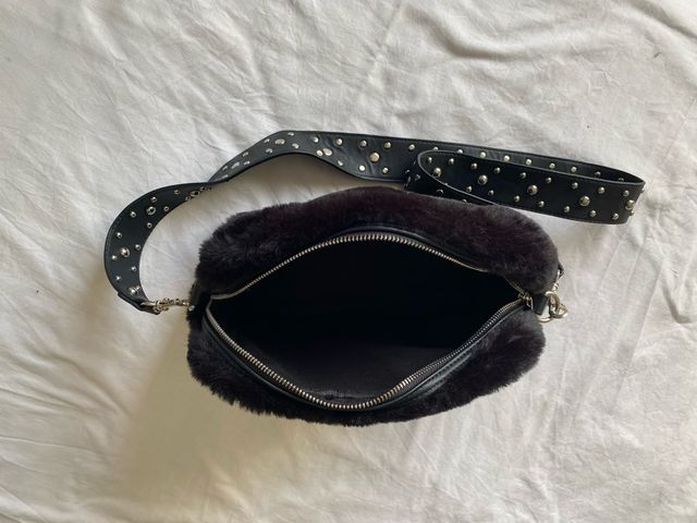 Bolso negro de peluche con correa de tachuelas