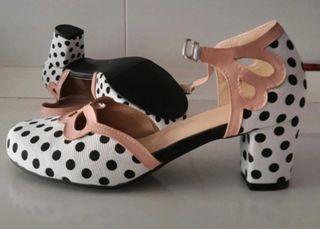 Zapatos de tacón de lunares
