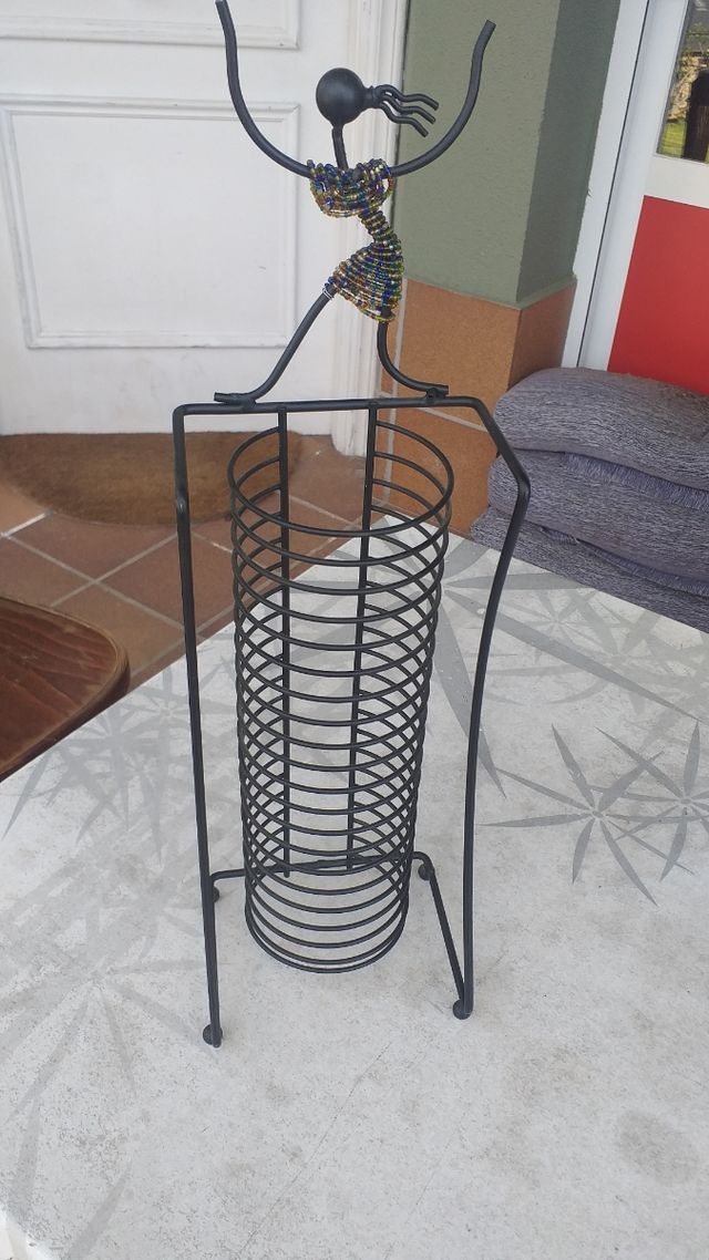 Porta CDs metal con figura decorativa