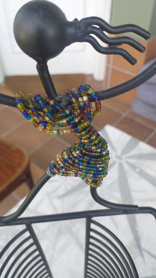 Porta CDs metal con figura decorativa