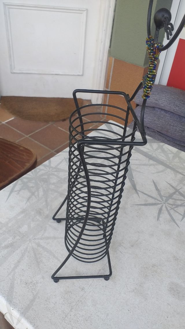 Porta CDs metal con figura decorativa