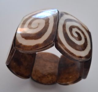 Pulsera tipo hueso auténtico.