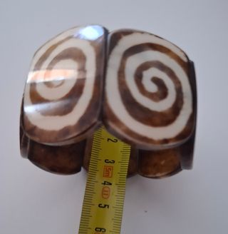 Pulsera tipo hueso auténtico.