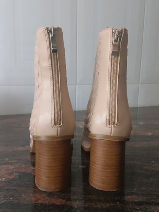 Botines con tacón de rejilla color nude