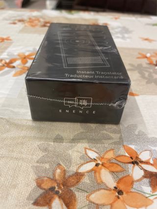 Traduttore istantaneo vocale multilingue “Enence”.