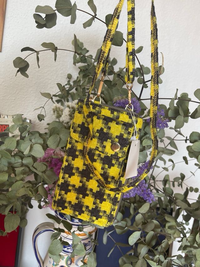 Bolso bandolera amarillo y negro