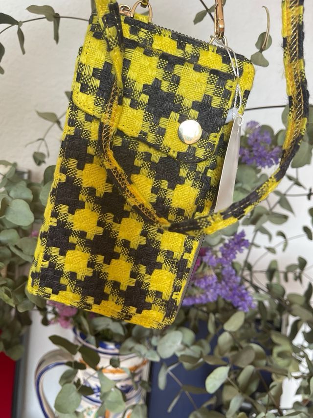 Bolso bandolera amarillo y negro