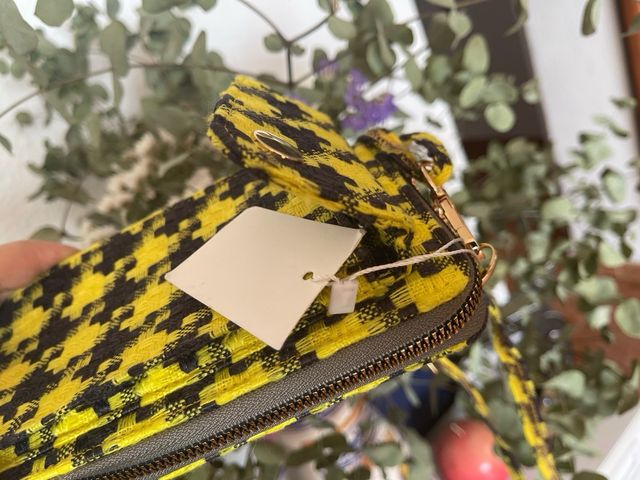 Bolso bandolera amarillo y negro