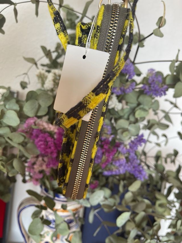 Bolso bandolera amarillo y negro