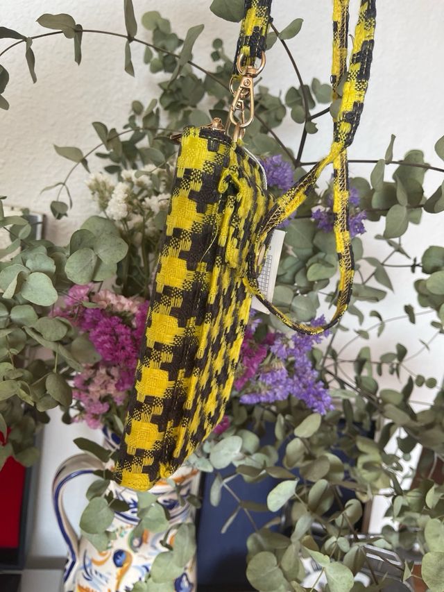 Bolso bandolera amarillo y negro