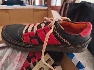 Zapatos MÁ EYES - deportivos negros y rojos