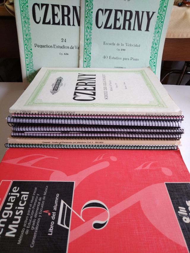 Lote 11 libros piano y 4 libretos