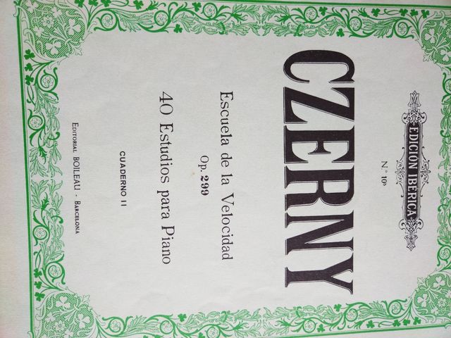 Lote 11 libros piano y 4 libretos