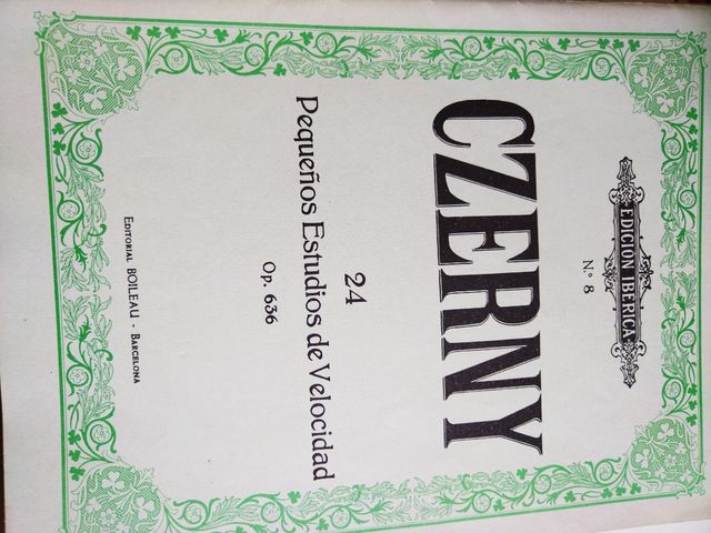 Lote 11 libros piano y 4 libretos