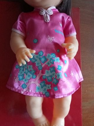 Muñeca Nenuco bebé asiática - Vestido rosa
