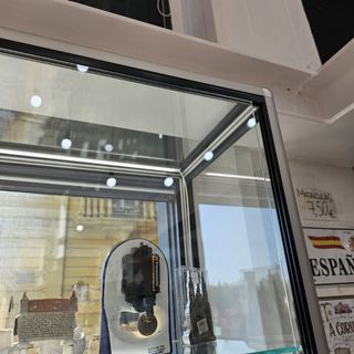 Se venden vitrinas nuevas de aluminio