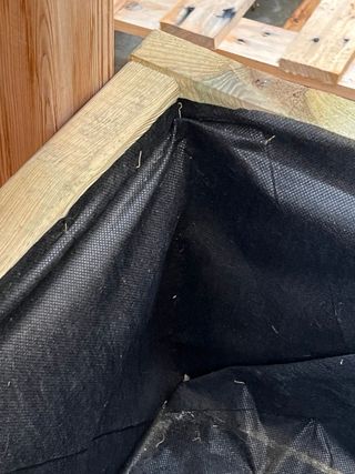 Jardinera cuadrada 45x45x34 con tela geotextil