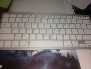 Teclado pequeño blanco y plateado bluetooth 