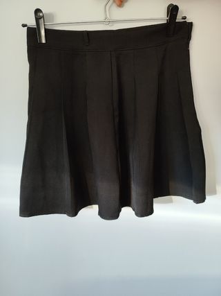 Falda plisada negra