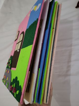 Libro- cuento de fieltro hecho a mano