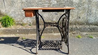 Mesa de máquina coser Singer antigua