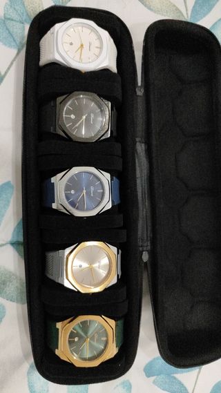 5 relojes dorados y blancos