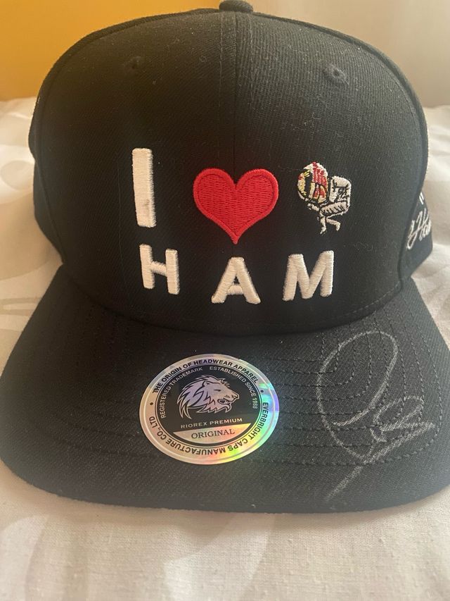 Gorra firmada por Hamilton