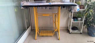 Mesa Singer vintage amarilla