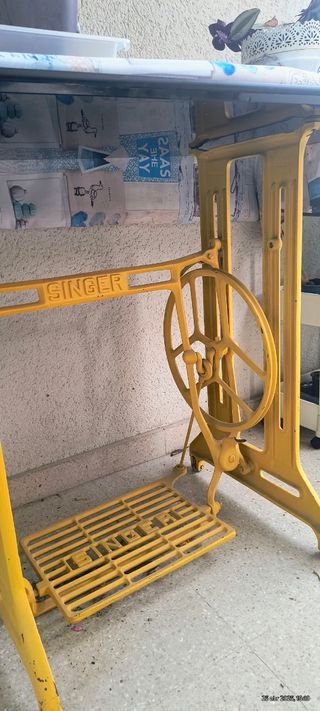 Mesa Singer vintage amarilla