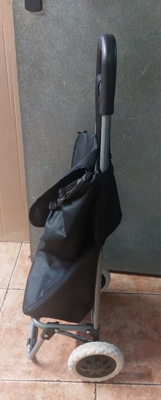 Carrito de compra negro con ruedas