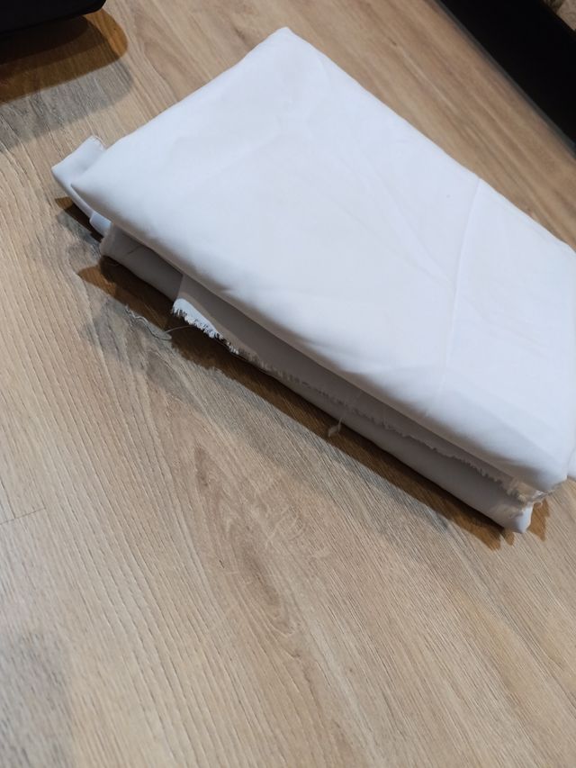 Tela blanca 3 piezas de 1.5 x 4 m. En total 18 m