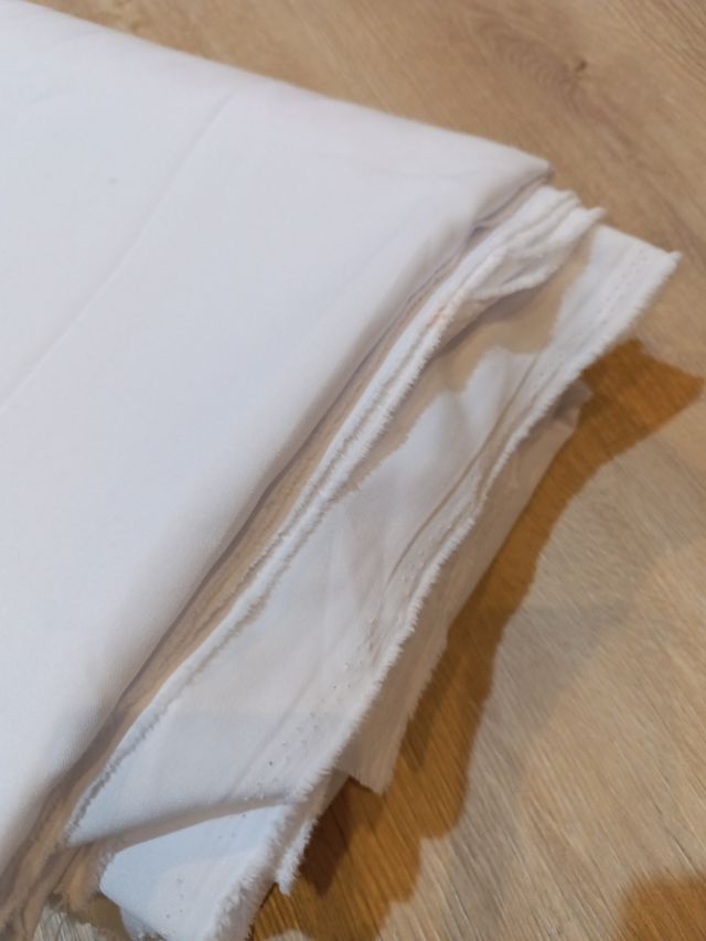 Tela blanca 3 piezas de 1.5 x 4 m. En total 18 m