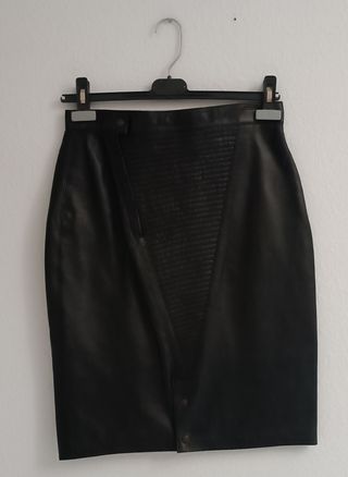 Falda de piel negra adquirida en peletería