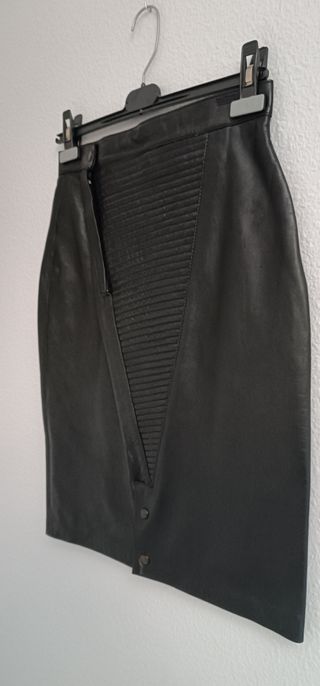 Falda de piel negra adquirida en peletería