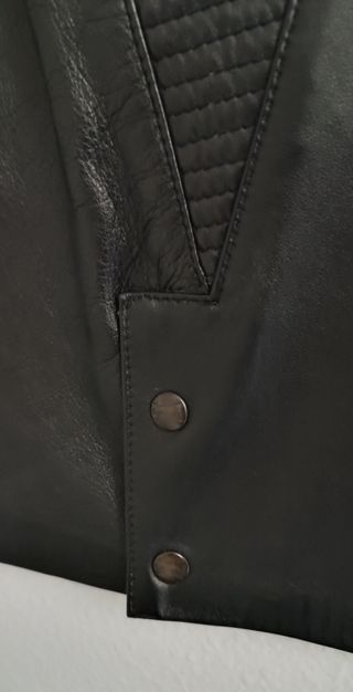 Falda de piel negra adquirida en peletería