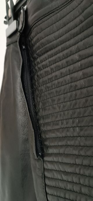 Falda de piel negra adquirida en peletería