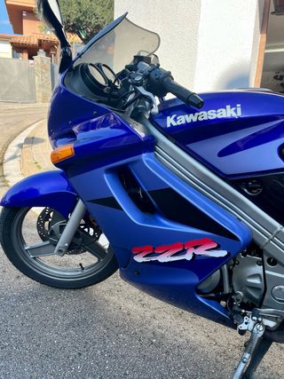 Moto KAWASAKI ZZR 250