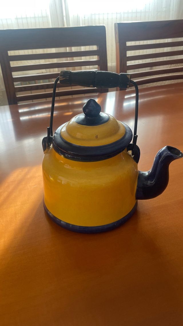 Tetera cerámica amarilla y azul